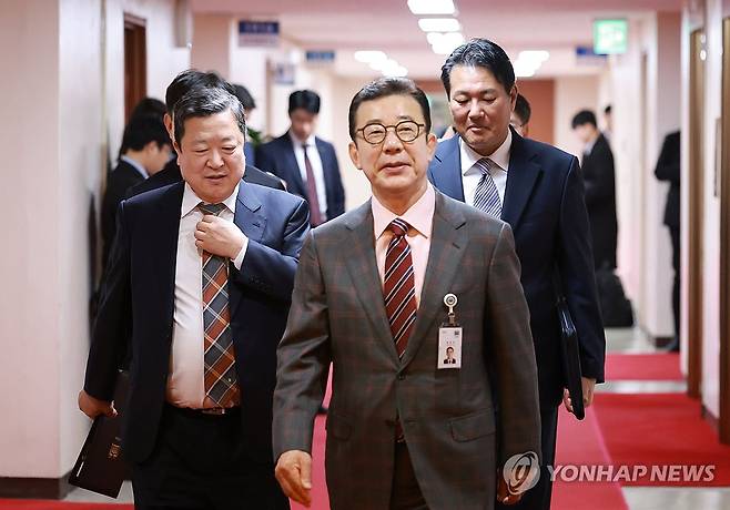 국무회의 배석하는 대통령실 참모진 (서울=연합뉴스) 홍해인 기자 = 홍철호 정무수석, 박춘섭 경제수석, 김태효 국가안보실 1차장 등 대통령실 참모진이 25일 정부서울청사에서 한덕수 대통령 권한대행 국무총리 주재로 열린 국무회의에 배석하기 위해 국무회의장으로 입장하고 있다. 2025.3.25 hihong@yna.co.kr