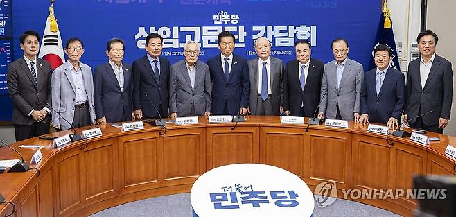 정청래, 민주당 상임고문단과 함께 (서울=연합뉴스) 황광모 기자 = 더불어민주당 정청래 대표와 상임고문단이 12일 국회에서 열린 상임고문단 간담회에서 기념 촬영하고 있다.
    (왼쪽부터) 한민수 대표 비서실장, 이용득 전 의원, 정세균 전 국무총리김진표 국회의장, 임채정 전 국회의장, 정 대표, 김원기 전 국회의장, 문희상 전 국회의장, 이해찬 전 국무총리, 박병석 전 국회의장, 조승래 사무총장. 2025.8.12 hkmpooh@yna.co.kr