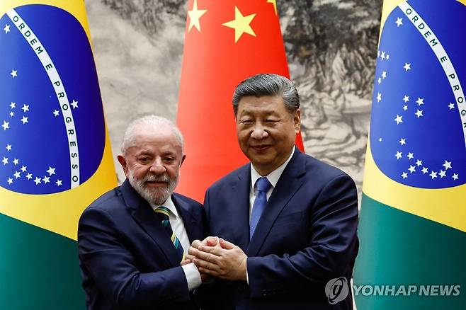 시진핑 중국 국가주석(오른쪽)과 루이스 이나시우 룰라 다시우바 브라질 대통령 [AFP 연합뉴스 자료사진. 재판매 및 DB 금지]