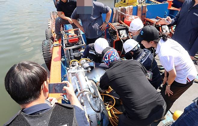 사고 후 현장 감식하는 수사기관 [창원해경 제공. 재판매 및 DB 금지]