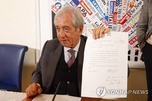 밀로네 전 교황청 감사원장 (로마 EPA=연합뉴스 자료사진) 2022년 11월 17일 이탈리아 로마에서 열린 기자회견에서 발언하고 있는 리베로 밀로네 전 교황청 감사원장. (EPA/FABIO FRUSTACI) 2025.8.12.