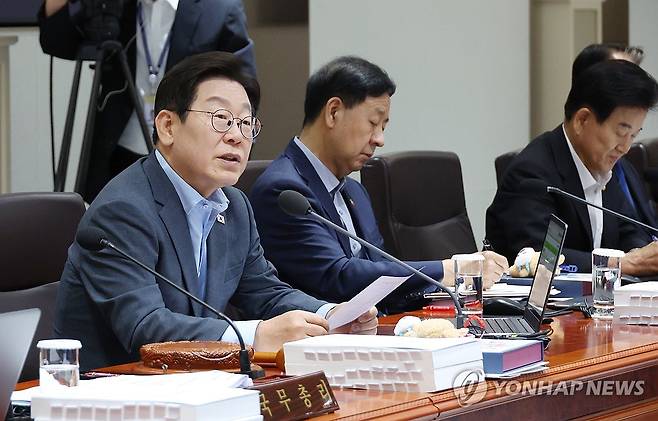 국무회의에서 발언하는 이재명 대통령 (서울=연합뉴스) 한상균 기자 = 이재명 대통령이 12일 서울 용산 대통령실에서 열린 국무회의에서 발언하고 있다. 2025.8.12 xyz@yna.co.kr