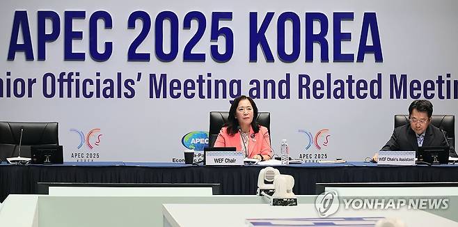 APEC 여성경제회의 민관합동정책대화 (서울=연합뉴스) 신영숙 여성가족부 장관 직무대행 차관이 12일 인천 송도컨벤시아에서 열린 APEC 여성경제회의(WEF) 민관합동정책대화(PPDWE)에 참석해 개회사를 하고 있다. 2025.8.12 [여성가족부 제공. 재판매 및 DB 금지] photo@yna.co.kr