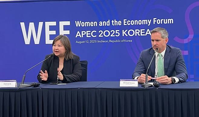 "일·가정 양립에는 주 4일제보단 '유연근무제'가 더 적합" (서울=연합뉴스) 12일 인천 송도에서 열린 아시아태평양경제협력체(APEC) 여성경제회의(WEF)에서 취재진의 질문에 답하는 분휘 이 머크 헬스케어 외부전략협력·파트너십글로벌 부사장(왼쪽)과 크리스토프 하만 한국머크 헬스케어 대표. 2025.8.12 [여성가족부 제공] (끝)
