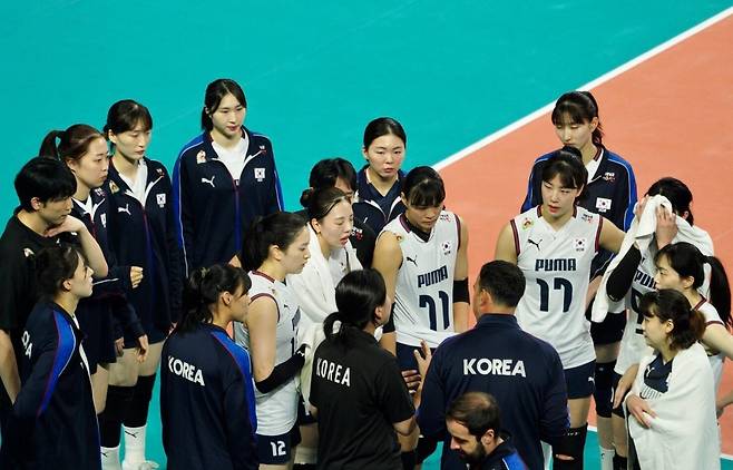 작전 지시하는 모랄레스 한국 여자배구 대표팀 감독 [촬영 이동칠]