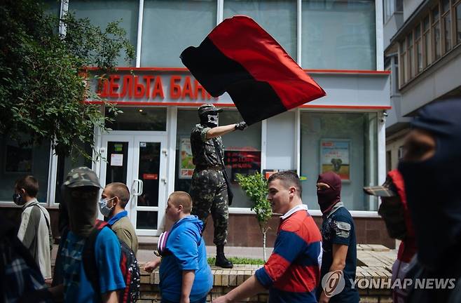 우크라이나 시위에 등장한 UPA 깃발 [EPA 연합뉴스 자료사진. 재판매 및 DB 금지]