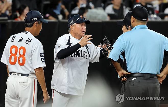 항의하는 김경문 감독 (대전=연합뉴스) 김준범 기자 = 12일 대전 한화생명이글스파크에서 열린 프로야구 롯데 자이언츠와 한화 이글스의 경기. 3회초 롯데 공격 때 한화 김경문 감독이 심판진에게 항의하고 있다. 2025.8.12 psykims@yna.co.kr