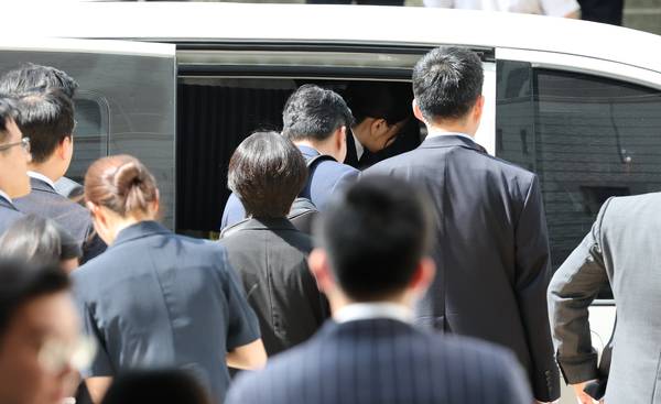 윤석열 전 대통령 부인 김건희 여사가 12일 구속 전 피의자 심문(영장실질심사)을 마친 뒤 서울 서초구 서울중앙지법을 나서며 차에 타고 있다. 2025.8.12 /사진공동취재단