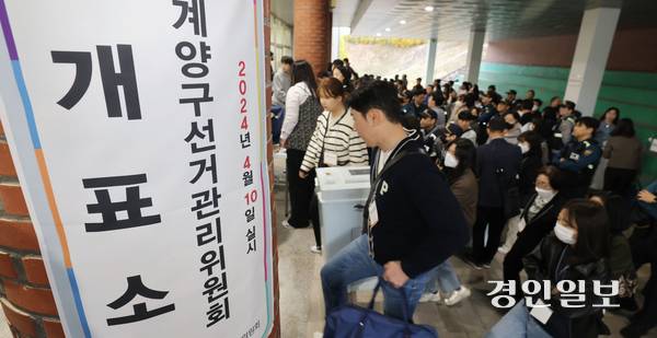 제22대 국회의원선거일인 지난해 4월 10일 인천 계양구 경인교육대학교 체육관 개표소에 투표함들이 개표장으로 들어가고 있다. 2024.4.10 /조재현기자 jhc@kyeongin.com