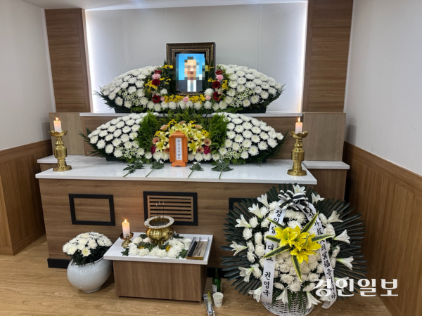 지난 5일 오후 10시25분께 군포시 당동의 한 도로에서 배달라이더 김용진씨가 시내버스에 치인 후 역과되는 사고가 발생했다. 그는 사고 직후 병원으로 옮겨졌으나 한 시간여 만에 숨졌다. 2025.8.8 /목은수기자 wood@kyeongin.com