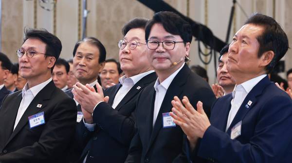 이재명 대통령이 13일 청와대 영빈관에서 열린 국정기획위원회 국민보고대회에서 이한주 국정기획위원장의 발표 소개에 박수치고 있다. 오른쪽부터 더불어민주당 정청래 대표, 이한주 국정기획위원장, 이재명 대통령, 김민석 국무총리. 2025.8.13 /연합뉴스