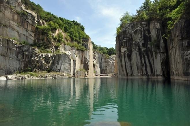 ▲ 환상적인 에메랄드 빛 호수가 펼쳐지는 포천 아트밸리/사진제공=포천시