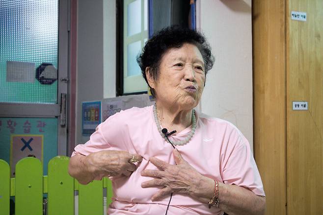 ▲&nbsp;'강제동원 미인정 피해자'인 이옥순 할머니(94)가 경기도 실태조사로 찾아온 연구기관 관계자들에게 자신의 기억을 꺼내 증언하고 있다. 이 할머니는 11살에 정신근로대로 영등포 방직공장으로 끌려가 노동 착취를 당했다. /사진제공=경기도