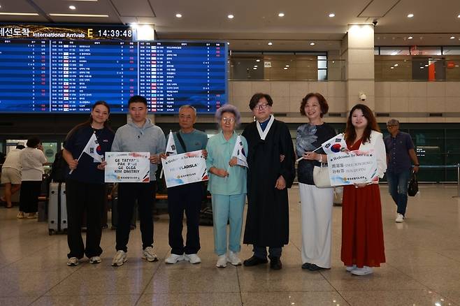 13일 오후 인천국제공항에 도착한 독립유공자 후손들이 김호동 광복회 경기도지부장(사진 왼쪽에서 다섯 번째)과 기념 촬영을 하고 있다. 사진=광복회 경기도지부