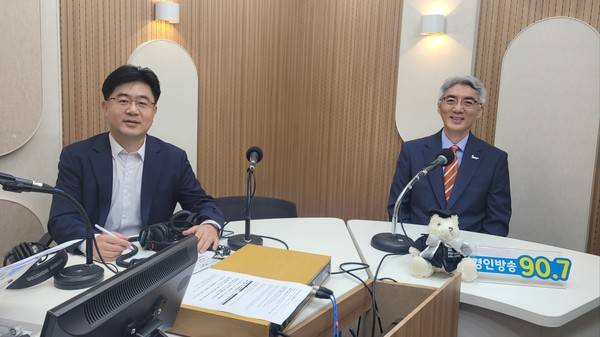 한태준 겐트대 글로벌캠퍼스 총장(오른쪽)이 13일 경인방송 '굿모닝인천 이도형입니다'에 출연해 이도형 앵커와 기념사진을 찍고 있다. 2025.8.13 [경인방송DB]