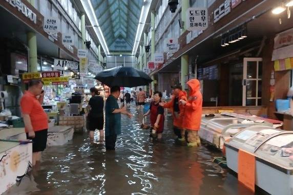 오늘(13일) 오전 많은 비로 도로가 잠긴 인천 서구 정서진중앙시장. [사진 = 인천소방본부]