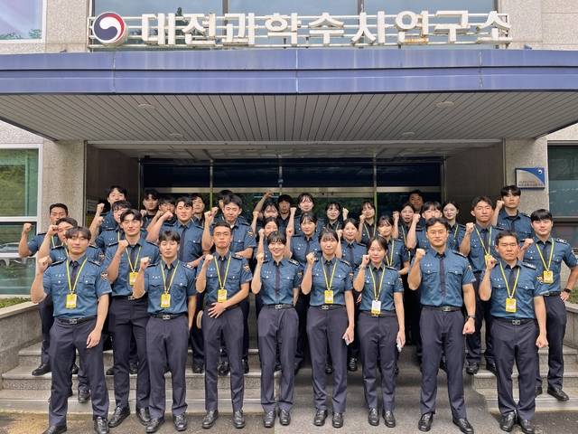 ▲ 충북경찰청 신임 경찰관들이 지난 12일부터 이틀간 대전과학수사연구소를 견학한 뒤 기념 촬영을 하고 있다./충북경찰청 제공