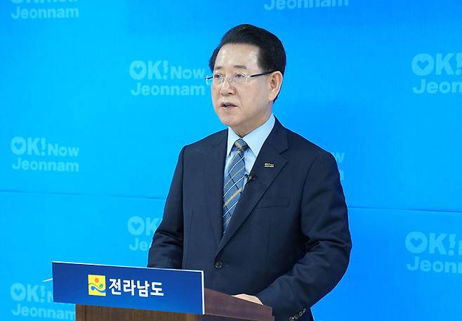 김영록 전남지사가 13일 전남도 중앙협력본부 서울사무소에서 전남 핵심현안 국정과제 반영과 관련해 브리핑을 하고 있다. <전남도 제공>