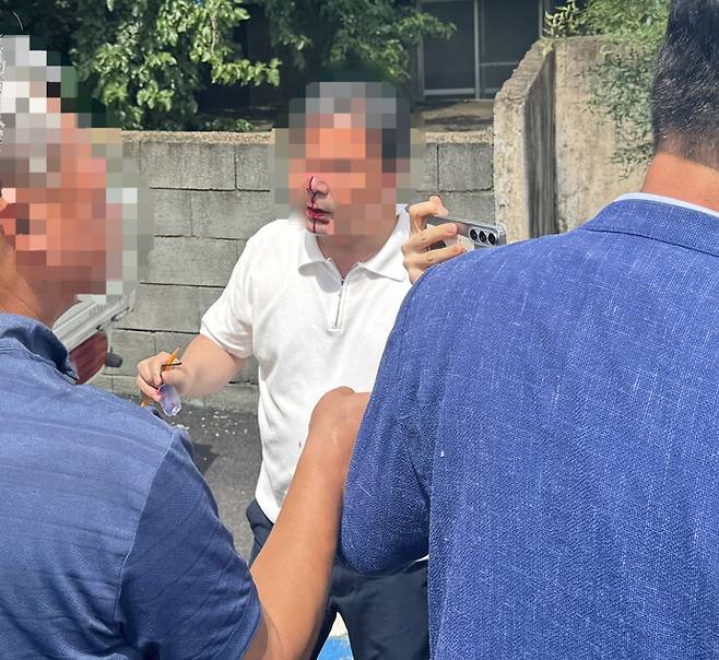 13일 광주 광산구 삼도동 행정복지센터 앞에서 광주시 소속 공무원이 한 함평 군민에 의해 상처를 입고 피를 흘리고 있다. /임지섭 기자 ljs@namdonews.com