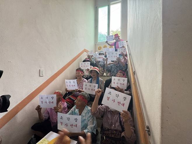 13일 광주 광산구 삼도동 행정복지센터 2층으로 올라가는 계단에 '삼도 소각장 유치 선정 반대 비상대책위원회(비대위)' 소속 고령 주민 40여 명이 모여 앉아 외부인 출입을 철저히 통제하며 구호를 외치고 있다. /임지섭 기자 ljs@namdonews.com