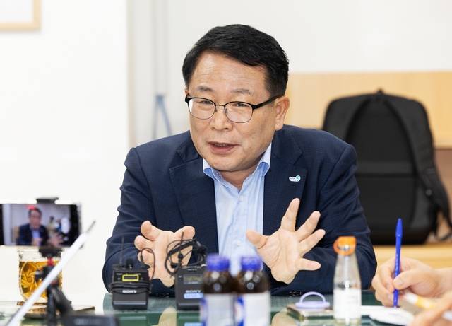 정헌율 익산시장이 13일 익산시청에서 열린 언론 간담회에서 코스트코 익산점을 둘러싼 지역의 기대와 우려에 대해 “일각의 반대 입장에 대해 충분히 공감하지만, 시민만 보고 가겠다는 분명한 원칙 아래 행정이 중심을 잡고 슬기롭게 상생 방안을 찾겠다”는 입장을 밝히고 있다./사진 제공=익산시