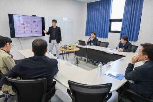 ◇강원테크노파크(원장:허장현)가 치과 보철용 글래스 세라믹 복합 소재 분야에서 국내 최초로 코스닥 상장에 성공한 (주)하스를 방문해 애로사항을 청취하고 있다. (주)하스는 중소벤처기업부 주관