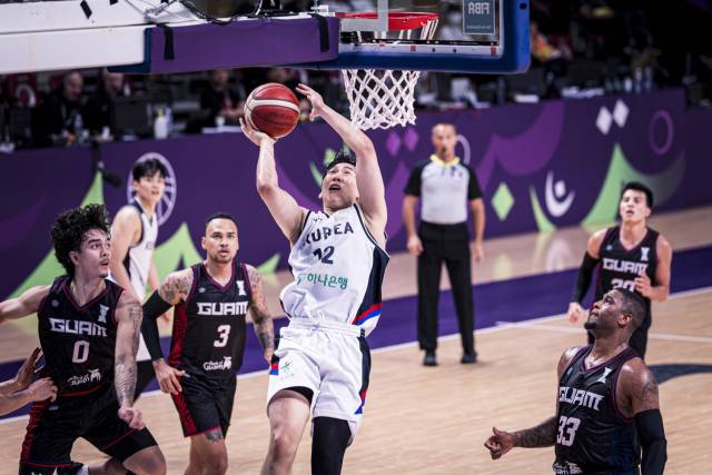 한국의 문정현이 12일 사우디아라비아에서 열린 2025 FIBA 아시아컵 8강 진출전 괌과의 경기 도중 골밑슛을 시도하고 있다. FIBA 홈페이지 제공