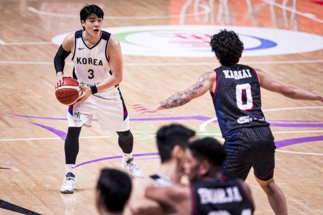 한국의 정성우가 12일 사우디아라비아에서 열린 2025 FIBA 아시아컵 8강 진출전 괌과의 경기 도중 패스할 곳을 찾고 있다. FIBA 홈페이지 제공