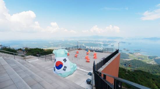 하동 금오산 정상을 오가는 하동케이블카가 광복절을 맞아 무료 탑승 및 할인이벤트를 진행한다. 사진은 광복절을 맞아 금오산 정상 하동케이블카 전망대에 설치된 태극기 조형물. 사진=하동군