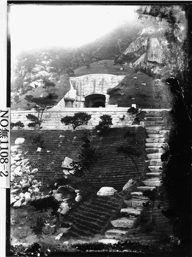 1915년 석굴암 보수공사 낙성 직후 촬영된 외관 사진으로, 일제가 콘크리트 돔을 덮고 잔디를 입힌 상태가 드러난다. 원형 훼손과 인공 개입의 흔적이 뚜렷하게 남아 있으며, 신라 고유의 건축미는 감춰지고 제국주의식 미감이 강조된 모습이다. /중앙박물관e뮤지엄, 건판30028