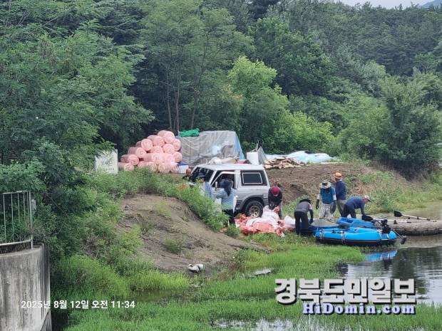 영천시 환경보호과 직원들이 부직포 등으로 저수지 방제 작업을 하고 있다.