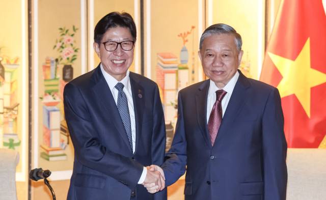 또 럼(오른쪽) 베트남 공산당 서기장과 박형준 부산시장이 13일 주부산 베트남 총영사관 출범식에서 악수하고 있다. 김종진 기자 kjj1761@