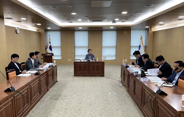 김학홍(가운데) 경북도 행정부지사가 지난 12일 경북도청에서 경북도와 포항시 관계자가 참석한 가운데 열린 영일만 횡단구간 고속도로 조기 추진 대책 회의를 주재하고 있다.