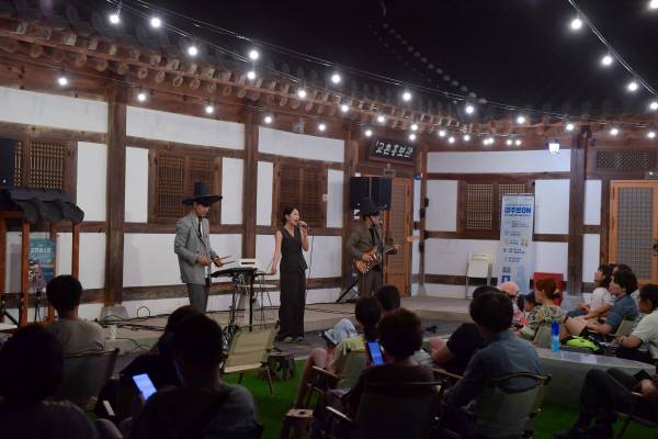 경주시가 오는 22일부터 31일까지 교촌마을 홍보관 앞마당에서 '교촌버스킹'을 개최한다. 사진은 지난해 8월 경주 교촌마을 홍보관 앞에서 아티스트들이 공연을 하고 있는 모습. 경주시