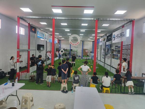 11일 의성 가음드론스포츠센터에서 참가자들이 실내 비행장에서 '링 통과' 드론 조종 미션을 수행하고 있다. 온나 사회적협동조합