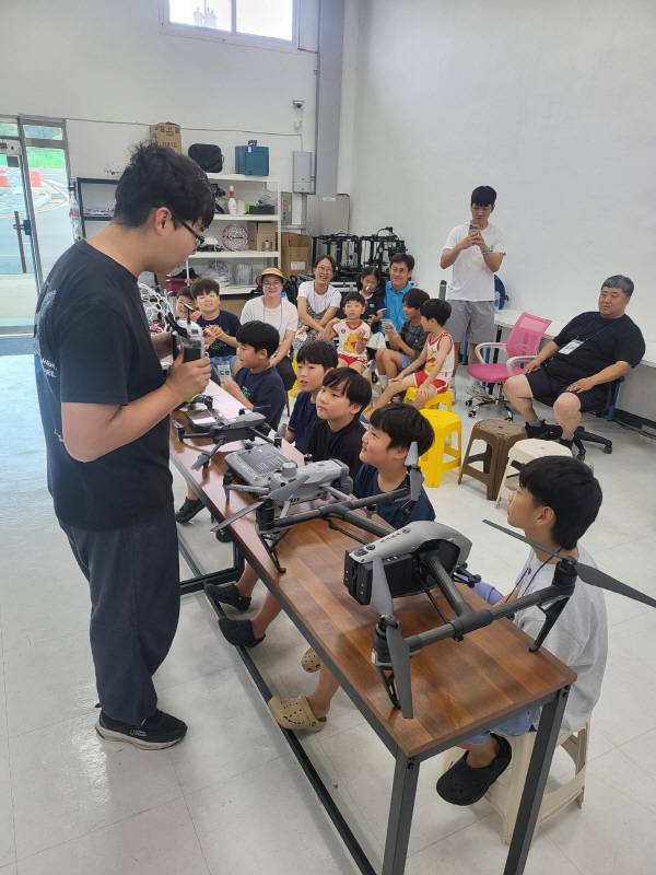 11일 드론 강사가 참가 청소년들에게 대형 드론 구조와 조종법을 설명하고 있다. 온나 사회적협동조합