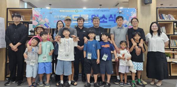 9일 의성창업허브센터에서 열린 '의성ON 스포츠케이션 드론 2기' 입소식에서 참가자들이 단체 기념촬영을 하고 있다. 제주특별자치도에서 온 전진우 씨와 전준현·전수현 참가자(앞줄 왼쪽 네 번째, 다섯 번째)도 함께했다. 온나 사회적협동조합