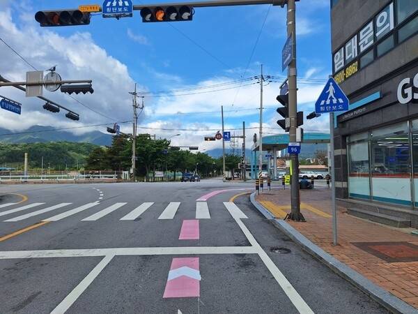 경북 영주시 서천교 앞 교차로에 새로 설치된 분홍색 노면 유도선과 진입 금지 표시. 경북경찰청은 교통사고 보험사기 취약지역으로 판단된 이곳을 포함해 4개소에 대해 교통환경 개선사업을 실시, 차선 유도와 안전 표지를 강화했다.<경북경찰청 제공>
