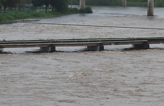 지난해 7월 수위가 상승한 서울 성동구 중랑천 모습. 사진=뉴시스