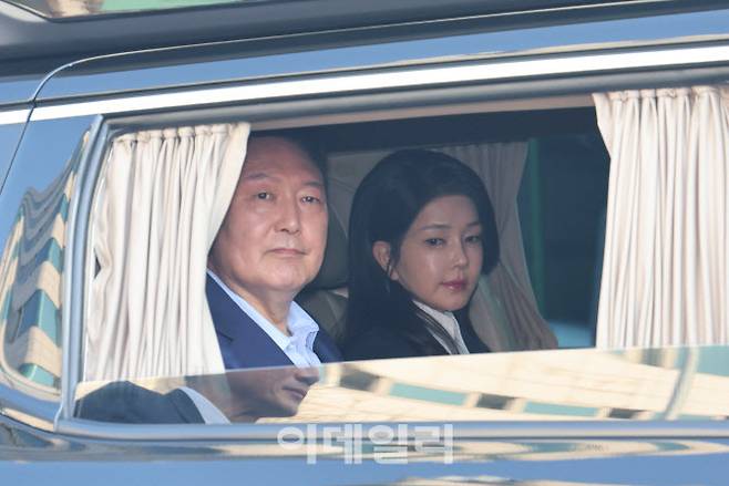 윤석열 전 대통령과 김건희 여사가 헌법재판소 파면 결정 후 일주일 만인 지난 4월 11일 오후 서울 용산구 한남동 대통령 관저를 떠나고 있다.(사진=이데일리 방인권 기자)