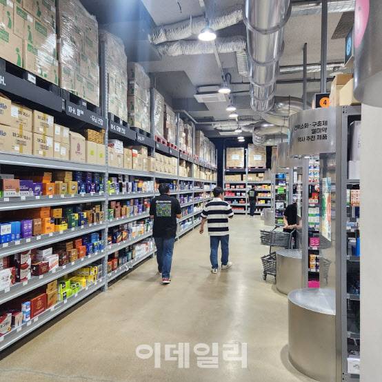 최근 성남에 문을 연 창고형 약국 내부 모습. 검은 옷을 입은 직원들이 방문객에게 의약품 위치 등을 알려주며 전문 상담을 원하는 경우 직원이 약사를 호출해 상담받을 수 있도록 조치한다. (사진=안치영 기자)