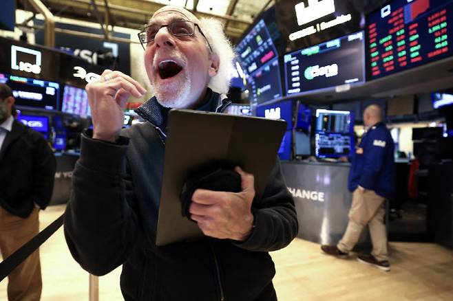 뉴욕증권거래소(NYSE)에서 월가의 ‘아인슈타인’으로 불리는 피터 터크먼 트레이더가 환호하고 있다. (사진=AFP)
