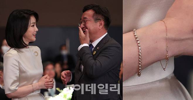 윤석열 전 대통령 부인 김건희 여사가 2022년 6월 10일 취임식 이후 열린 만찬 행사에서 윤호중 전 더불어민주당 공동비상대책위원장과 대화를 나누는 모습. 팔찌는 까르띠에 제품 추정.(사진=대통령실)