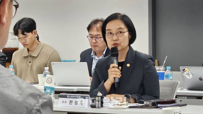 한성숙 중소벤처기업부 장관이 13일 서울 종로구 광화문빌딩에서 열린 벤처·스타트업 관련 협·단체장과의 간담회에서 인사말을 하고 있다.(사진=김세연기자)