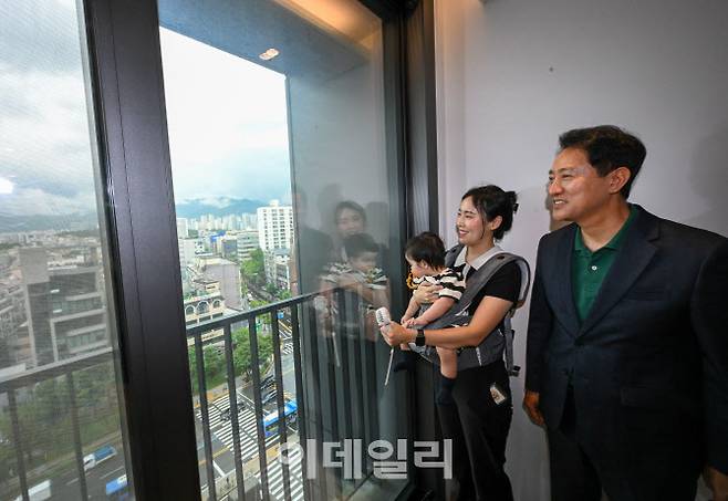 오세훈 서울시장이 13일 서울 송파구 문정동 ‘비아파트형 미리내집’ 르피에드 주거용오피스텔을 방문해 서울 베이비 엠버서더와 함께 주택 내부를 둘러보고 있다. (사진=이영훈 기자)