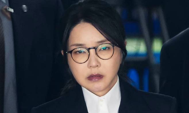 윤석열 전 대통령 부인 김건희 여사가 12일 오후 서울 서초구 서울중앙지법에서 열린 구속 전 피의자 심문(영장실질심사)를 마치고 나오고 있다.(사진=뉴스1)