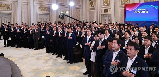 이재명 대통령이 13일 청와대 영빈관에서 열린 국정기획위원회 국민보고대회에서 국기에 경례하고 있다. 〈사진=연합뉴스〉