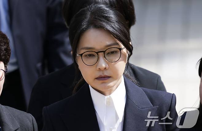 윤석열 전 대통령 부인 김건희 여사가 12일 오후 서울 서초구 서울중앙지법에서 열린 구속 전 피의자 심문(영장실질심사)를 마치고 나오고 있다. 2025.08.12/뉴스1 ⓒ News1 사진공동취재단