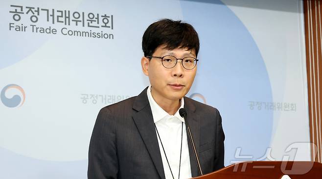 박정웅 공정거래위원회 제조업감시과장이 12일 세종시 정부세종청사에서 국내 온라인 숙박예약 플랫폼 사업자인 ㈜놀유니버스와 ㈜여기어때컴퍼니의 거래상지위 남용행위 제재 내용을 발표하고 있다.  2025.8.12/뉴스1 ⓒ News1 김기남 기자