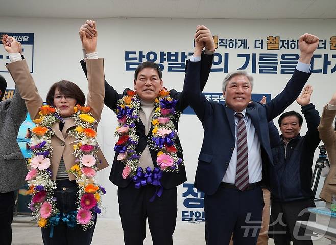 4·2재보궐선거에서 당선된 정철원 조국혁신당 담양군수 후보가 2일 오후 전남 담양군 담양읍 선거사무소에서 지지자들과 함께 기쁨을 나누고 있다. (정철원 후보 캠프 제공. 재판매 및 DB 금지) 2025.4.2/뉴스1 ⓒ News1